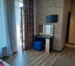 Трёхместный номер Superior с балконом и с красивым видом из окна в Morskoy priboy