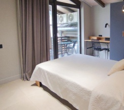 Семейный коттедж с балконом и с красивым видом из окна в Калайчев двор