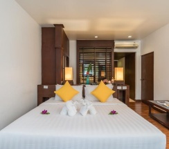 Двухместный номер Deluxe с балконом двуспальная кровать в The Briza Beach Resort Khaolak