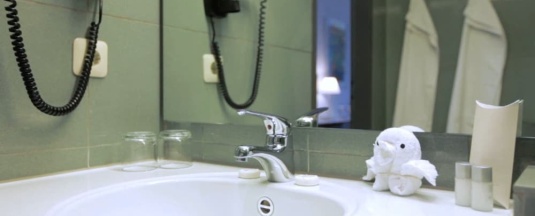 Двухместный номер Standard с балконом и с видом на сад двуспальная кровать в Aussen Alster Hotel