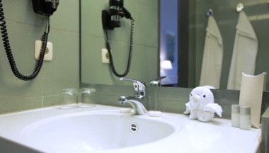 Двухместный номер Standard с балконом и с видом на сад двуспальная кровать в Aussen Alster Hotel
