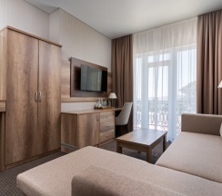 Двухкомнатный семейный с балконом в Trianon hotel