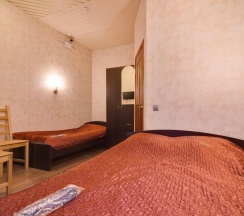 Бюджетный трехместный номер с собственной ванной комнатой в Аллан