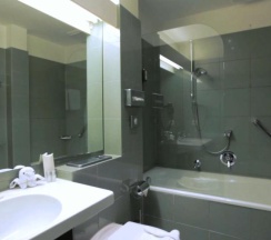 Двухместный номер Standard с видом на сад двуспальная кровать в Aussen Alster Hotel