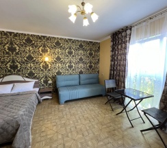 Четырёхместный семейный номер Superior с балконом и с красивым видом из окна в Morskoy priboy