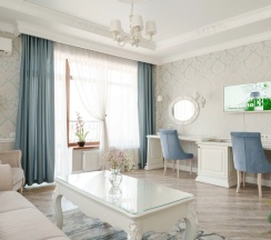 Двухместный люкс Provence №30 с 2 комнатами с балконом и с видом на парк двуспальная кровать в Лель