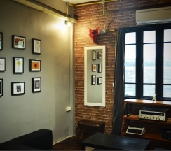 Номер Standard с красивым видом из окна в Goodfellas Thong Lor Hostel