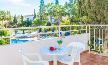 Номер Standard с балконом в Andreotis Hotel Apts
