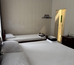 Трехместный номер с двуспальной и односпальной кроватью в Тренд