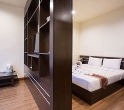 Люкс с балконом в Tharakiree Place Hotel
