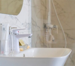 Двухкомнатный номер Люкс на трех-четырех гостей с балконом видом на море (корпус Б) в Оптимист