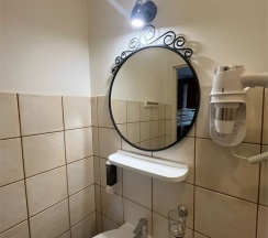 Шестиместный номер с душевой комнатой в Кино хостел на Выборгской