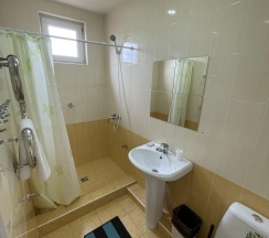 Трехместный номер с двуспальной и односпальной кроватями в Кристина