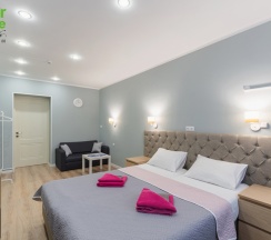 Стильная просторная комната с гостиной зоной. в Star home