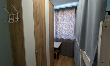 Кровать в двухместном номере с двухъярусной кроватью в Maestro Hostel