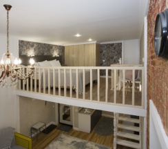 Loft Lux Red с балконом (1 двуспальная кровать + 1 большой диван) 2+3 человека в Loft&Home Apartments