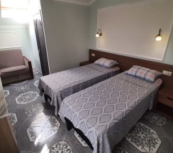 07. Трехместная комната (стандарт). 2 отдельные кровати + кресло в Левладиа.ру
