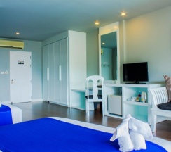 Двухместная студия с видом на бассейн двуспальная кровать в Arinara Beach Resort Phuket