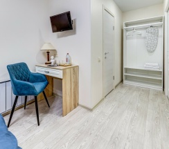 Улучшенная двухместная комната с 1 кроватью и собственной ванной комнатой в МК Распутина