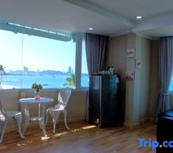 Семейный люкс с 2 комнатами с видом на море в The Beach Front Resort Pattaya  - SHA Plus
