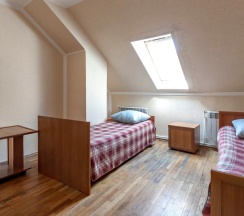 Кровать в общем номере с красивым видом из окна в Атлантида