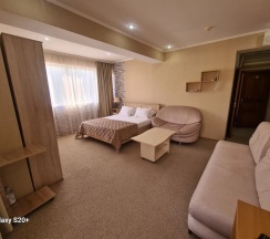 Джуниор сюит с балконом и видом на город в Green house