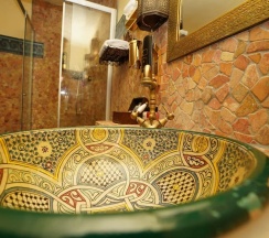 Двухместный номер Superior с видом на сад двуспальная кровать в Hotel Villa Oriental & Restaurant