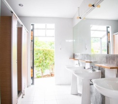 Кровать в общем номере с красивым видом из окна в ChillHub Hostel Phuket