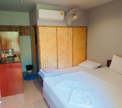 Двухместный номер Standard с видом на сад двуспальная кровать в Baan Kasirin Resort Pattaya Beach