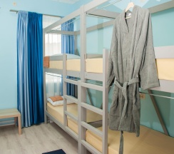 Кровать в 8-местном общем мужском номере Синий в Эко