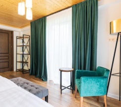Двухместный номер Standard с красивым видом из окна двуспальная кровать в Hotel Chatini Mestia