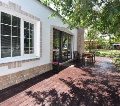 Четырехместный коттедж с террасой и видом в сад в Азов Инн