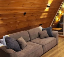 Коттедж с балконом и с красивым видом из окна в Красные Скалы