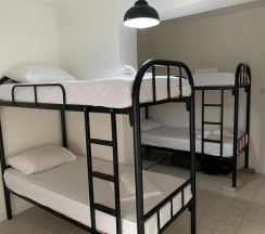Кровать в общем номере (мужской номер) в White Hostel