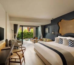 Двухместный люкс Deluxe с доступом в бассейн с балконом и с видом на сад двуспальная кровать в Avista Grande Phuket Karon - MGallery