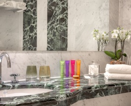 Двухместный люкс Corner двуспальная кровать в Hotel Villa Flori