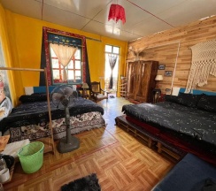 Двухместный номер Standard с видом на сад двуспальная кровать в Saigonese Trekking House - Hostel
