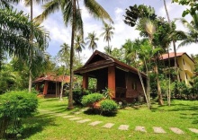 Двухместное бунгало с красивым видом из окна двуспальная кровать в Baan Mai Beachfront Phuket Lone Island