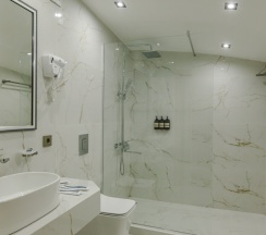 Двухместный номер Стандарт Мансарда с балконом двуспальная кровать в Афалина