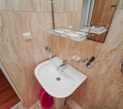 Трёхместная комната с тремя односпальными кроватями в Чайка