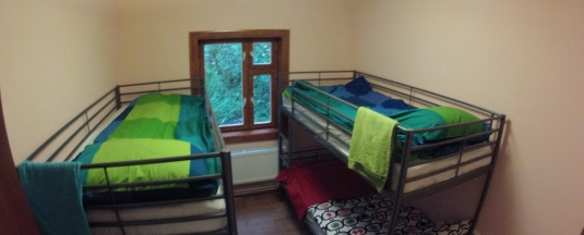 Кровать в общем номере (мужской номер) в Серпейка