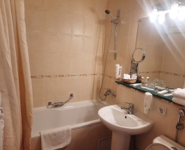 Улучшенный с мансардным окном в Golden Hotel