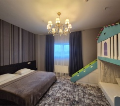 "Люкс" (2 спальни и двухъярусная кровать) в Такт