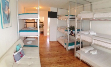 Кровать в общем номере в Bikini Hostel, Café & Beer Garden Free Breakfast & Dinner!