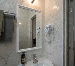 Двухместный номер Standard с балконом и с красивым видом из окна двуспальная кровать в Rodnik village&SPA