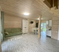 Шестиместный коттедж семейный с балконом в Famous house