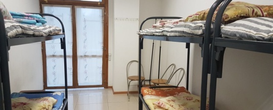 Кровать в общем номере в Родничок