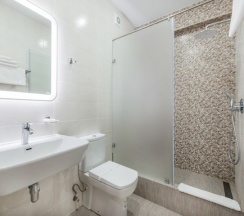 Стандартный номер с двуспальной и 2 односпальными кроватями в Бригантина