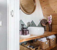 Розовый А-фрейм с купелью в окружении леса в Timeless