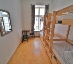 Кровать в общем номере в The Monks Bunk Hostel & Bar